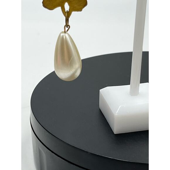 Large Faux Teardrop Pearl Gold Tone Flower Dangle Earrings - Picture 8 of 8